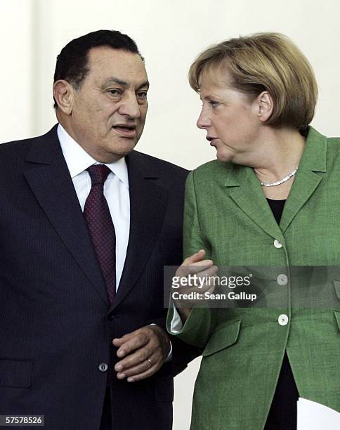 German Chancellor Angela Merkel and Egyptian President Hosni Mubarak arrive for a news conference May 10, 2006 at the Chancellery in Berlin, Germany....