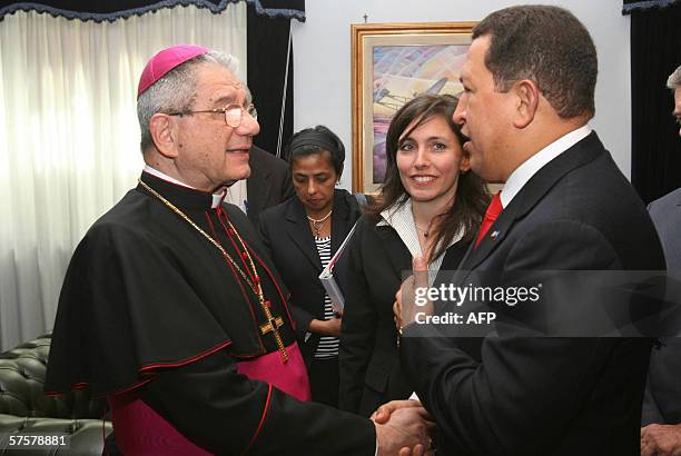 El presidente venezolano Hugo Chavez se saluda con el representante de la Santa sede, Mons.Giovanni Copa, el 10 de mayo de 2006 en Roma. Chavez llego...