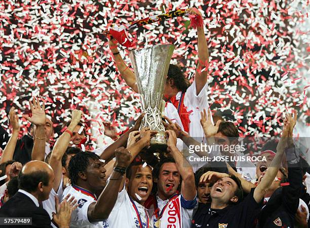 Eindhoven, NETHERLANDS: Sevilla players jubilates with their trophy after winning the UEFA cup final football match Middlesbrough vs. FC Sevilla, 10...