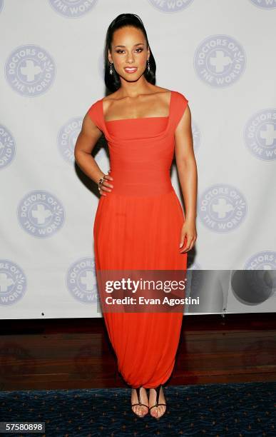 Musician Alicia Keys attends the Doctors Of The World 2006 Health And Human Rights Leadership Awards at Bridgewaters May 10, 2006 in New York City.