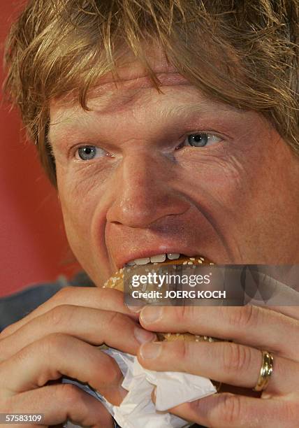 German national team's number two goalkeeper Oliver Kahn bites into a burger during an advertising-campaign in Munich, 11 May 2006. Kahn promotes a...