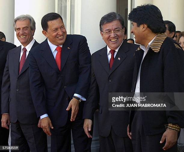 Los presidentes Tabare Vazquez de Uruguay, Hugo Chavez de Venezuela, Nicanor Duarte de Paraguay y Evo Morales de Bolivia, posan en la puerta del...