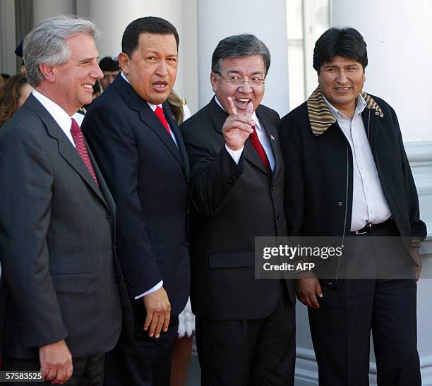Los presidentes Tabare Vazquez de Uruguay, Hugo Chavez de Venezuela, Nicanor Duarte de Paraguay y Evo Morales de Bolivia, posan en la puerta del...
