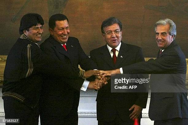 Los presidentes Evo Morales de Bolivia, Hugo Chavez de Venezuela, Nicanor Duarte de Paraguay y Tabare Vazquez de Uruguay se saludan ante la prensa...
