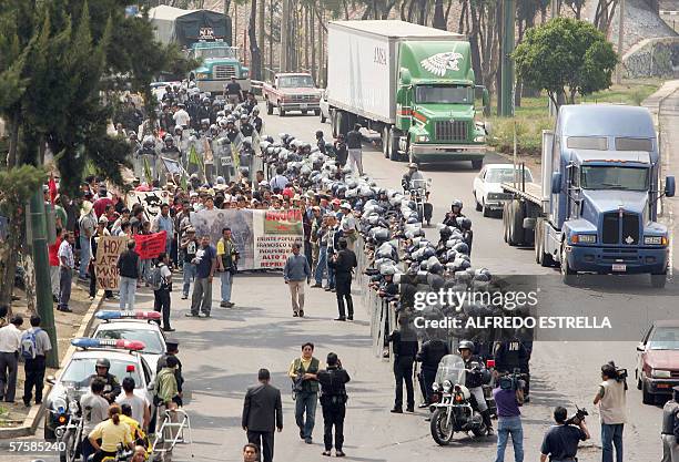 Policias vigilan el bloqueo que realizaban estudiantes y miembros de organizaciones sociales en la carretera Mexico-Puebla en la entrada este de la...