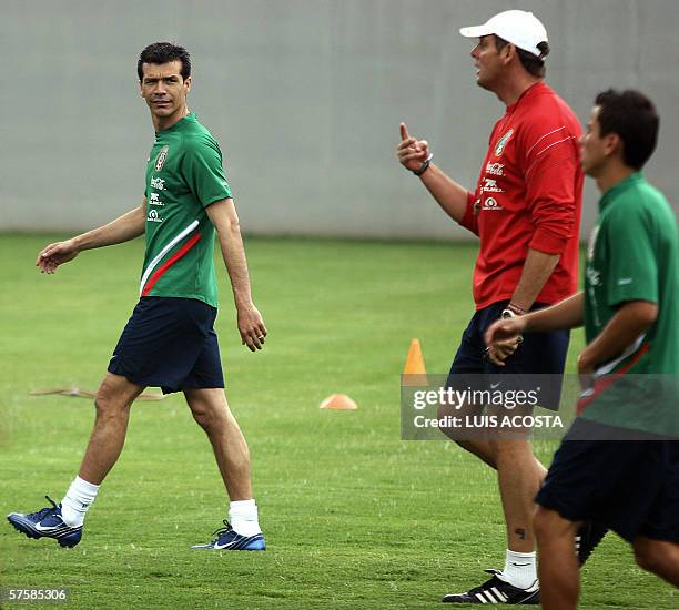 Jared Borgueti escucha instrucciones del preparador fisico Milton Graniolati durante un entrenamiento en Ciudad de Mexico, el 11 de mayo de 2006....