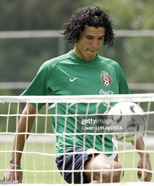 Francisco Rodriguez domina el balon durante un entrenamiento con miras a la Copa Mundial FIFA Alemania 2006, en Ciudad de Mexico, el 08 de mayo de...