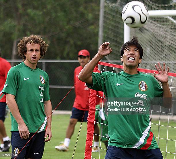 Pavel Pardo, de la seleccion mexicana de futbol, cabecea un balon en un entrenamiento en Ciudad de Mexico, el 11 de mayode 2006. Mexico enfrentara...