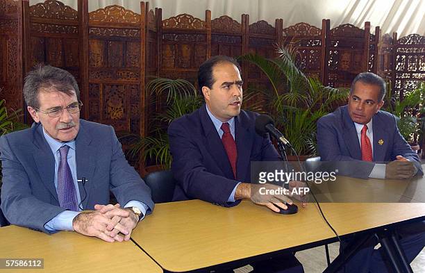 Los precandidatos a las elecciones presidenciales del proximo 03 de Diciembre del 2006, Teodoro Petkoff , director del Diario Vespertino Tal Cual,...