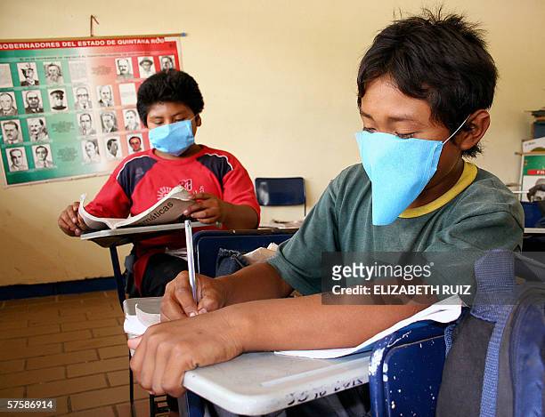 Ninos reciben clases con tapabocas en la comunidad de Francisco May, 50 km al este de Cancun, Mexico el 11 de mayo de 2006. La Secretaria Estatal de...