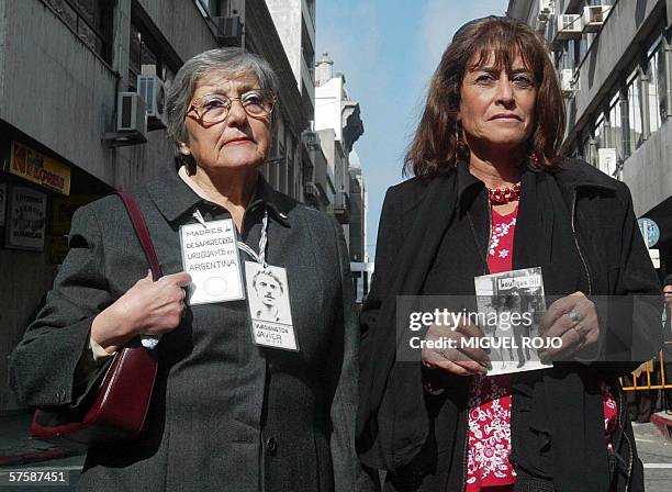 Una foto de Washington Barrios, militante de la guerrilla tupamara desaparecido en 1974, y Silvia Reyes, es mostrada a la prensa por Estela Reyes ,...