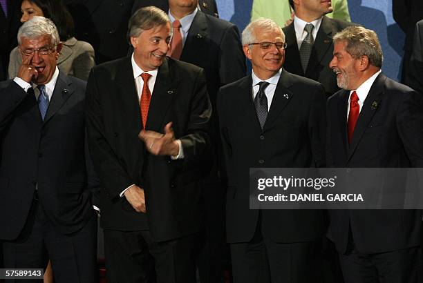 Argentina's President Nestor Kirchner jokes Brazil's Luiz Inacio Lula da Silva next to Ecuador's Alfredo Palacio and Josep Borrel, President of the...