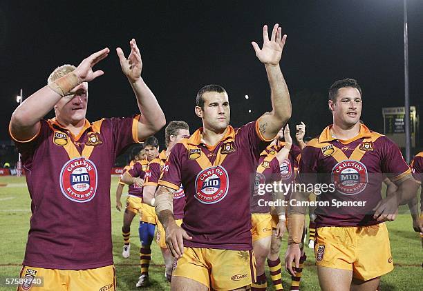 Anthony Laffranchi of Country thanks the crowd with team mates after the Country team's victort in the NRL City v Country Origin match at Apex Oval...