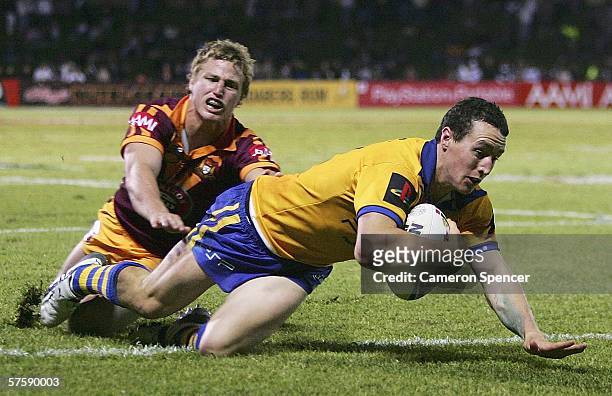 David Simmons of City scores a try during the NRL City v Country Origin match at Apex Oval May 12, 2006 in Dubbo, Australia.