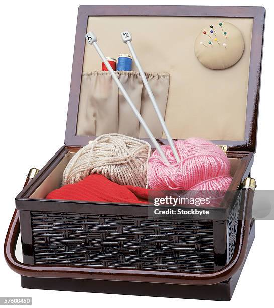 wicker basket of stitching and knitting equipment - naaimand stockfoto's en -beelden