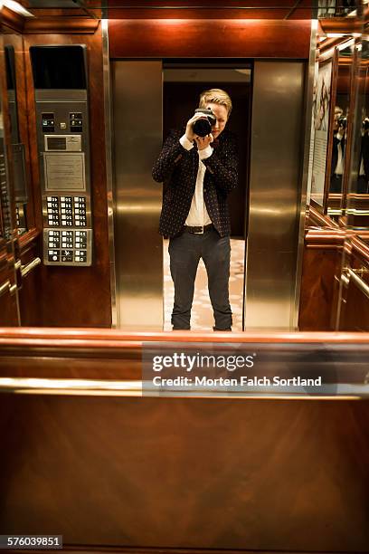 elevator selfie - mirror selfie - fotografias e filmes do acervo