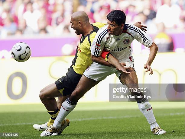 Dede of Dortmund and Roy Makaay of Bayern battle for the ball during the Bundesliga match between FC Bayern Munich and Borussia Dortmund at the...