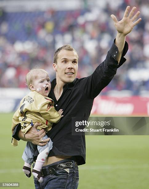 Robert Enke of Hanover 96 and his daughter wave to fans after the Bundesliga match between Hanover 96 and Bayer Leverkusen at the AWD Arena on May...