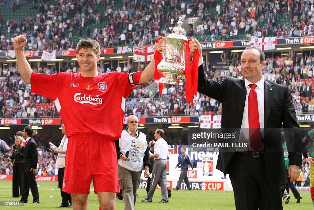 Liverpool manager Raphael Benitez (R) an