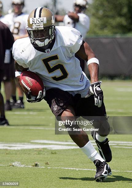 Rookie running back Reggie Bush of the New Orleans Saints practices during Rookie Camp on May 13, 2006 at the Saints Training Facility in Metairie,...