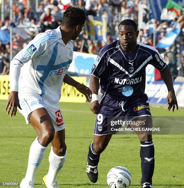 Bordeaux's forward Jean-Claude Darcheville vies with Marseille's Senegalese midfielder Habib Beye during their French L1 football match, 13 May 2006...