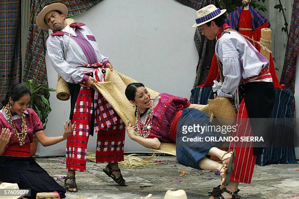 Jovenes indigenas participan en un perfomance al concluir el Primer Congreso de Migrantes en Ciudad de Guatemala, el 13 de mayo de 2006. Durante el...