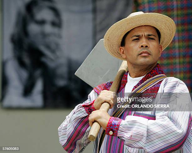 Un hombre participan en un perfomance al concluir el Primer Congreso de Migrantes en Ciudad de Guatemala, el 13 de mayo de 2006. Durante el conclave...