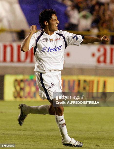San Luis Potosi, MEXICO: Angel Eduardo Reyna, celebra su gol anotado a Toluca, en el segundo partido de semifinal del Torneo Clausura 2006 del futbol...