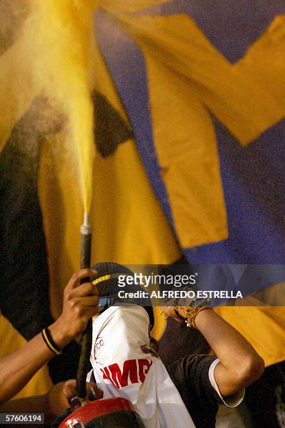 San Luis Potosi, MEXICO: Un aficionado de San Luis lanza polvo de color amarillo, momentos antes de comenzar el partido de semifinal entre San Luis y...