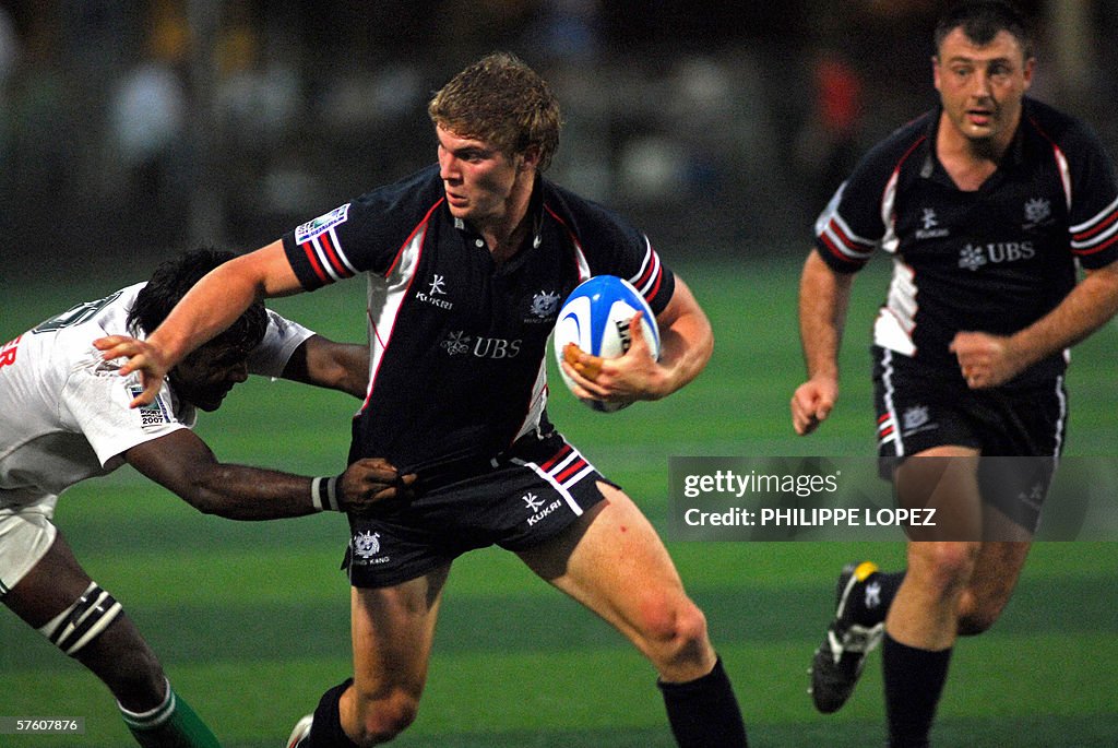 Hong Kong player Mark Wright (C) tries t