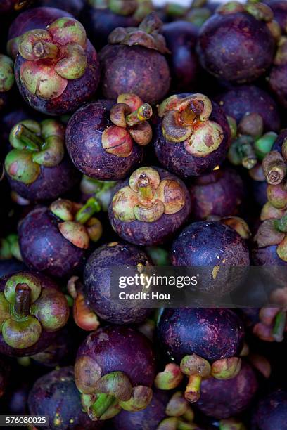 mangosteens for sale market - mangosteen stockfoto's en -beelden