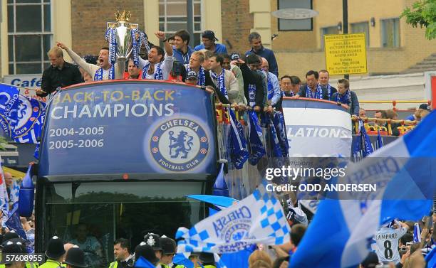 London, UNITED KINGDOM: Chelsea captain John Terry and midfielder Frank Lampard hold the Premiership trophy aloft on an open-top bus during a parade...