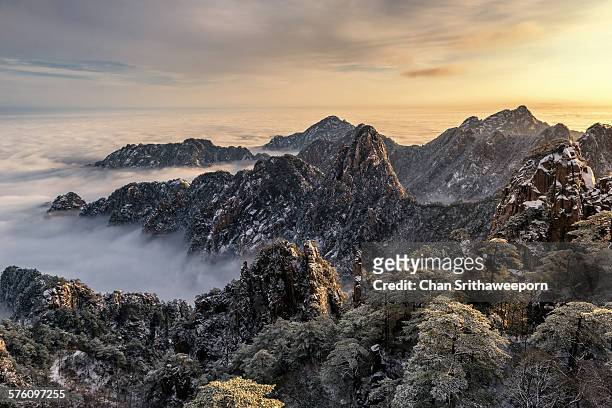 mt.huangshan in winter , anhui , china - huangshan mountains stock pictures, royalty-free photos & images