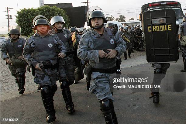 Shock troops members head towards the under-18 'Febem da Vila Maria' prison complex where a riot rose up 14 May, 2006 in Sao Paulo, Brazil. At least...