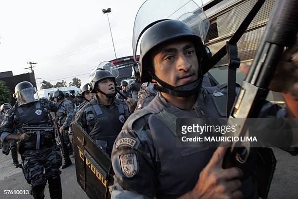 Shock troops members head towards the under-18 'Febem da Vila Maria' prison complex where a riot rose up 14 May, 2006 in Sao Paulo, Brazil. At least...