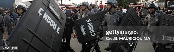 Shock troops members head towards the under-18 'Febem da Vila Maria' prison complex where a riot rose up 14 May, 2006 in Sao Paulo, Brazil. At least...