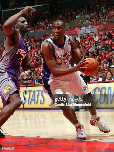 Elton Brand of the Los Angeles Clippers drives on Tim Thomas of the Phoenix Suns in game four of the Western Conference Semifinals during the 2006...