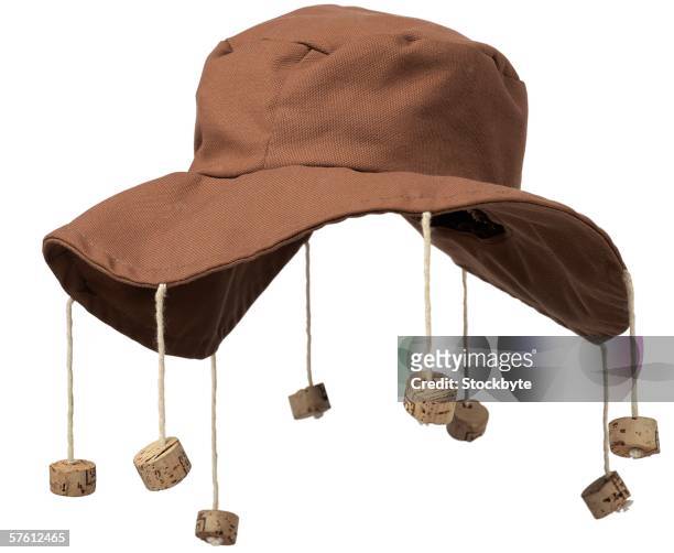 close-up of floppy hat with corks hanging from it - kurk drankenbenodigdheden stockfoto's en -beelden