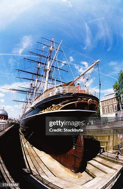 low angle view of a ship stationed in a city - the cutty sark stock-fotos und bilder