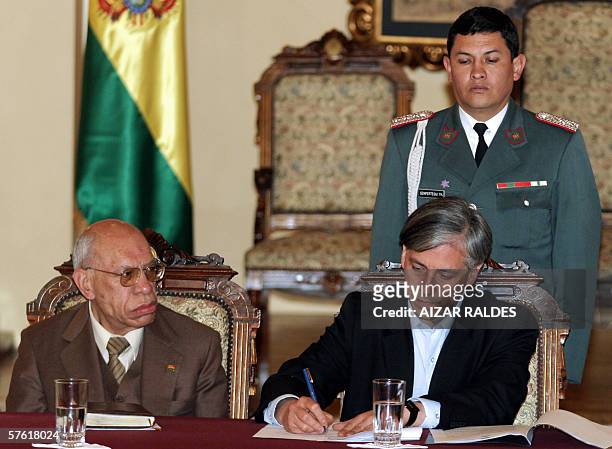 El vice presidente de Bolivia Alvaro Garcia Linera firma un decreto observado por el ministro de Hidrocarburos Andres Soliz Rada el 15 de mayo de...
