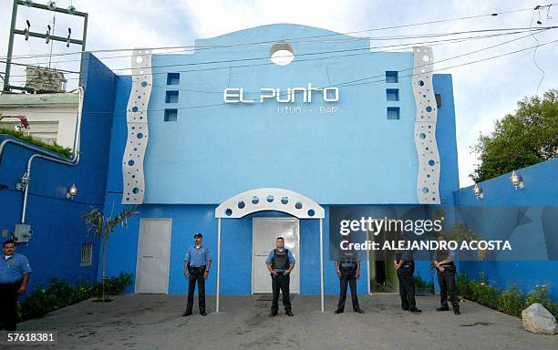 Elementos de Seguridad Publica del estado de Nuevo Leon resguardan el 15 de mayo de 2006 el bar de Monterrey , donde en la madrugada se registro un...