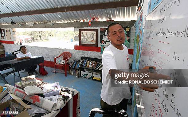 El maestro Citlalxochitzin da clases en En la zona mixteca del estado de Puebla , en una escuela rural independiente con tendencias zapatistas donde...