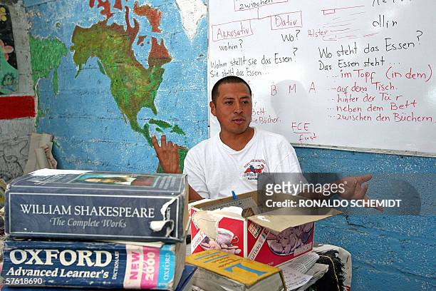 El maestro Citlalxochitzin da clase en la zona mixteca del estado de Puebla , en una escuela rural independiente con tendencias zapatistas donde...