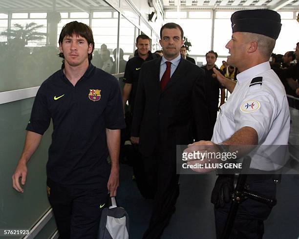 Barcelona's Leo Messi of Argentina arrives at Paris' Charles-de-Gaulle airport 16 May 2006. FC Barcelona will play the Champions League football...