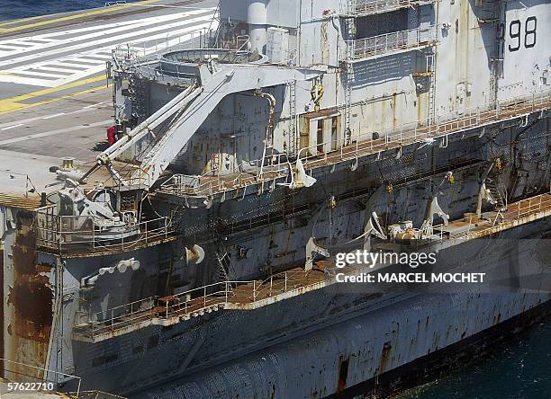 Close-up of an aerial picture taken 16 May 2006 shows the French giant aircraft carrier Clemenceau pulled by a Dutch tug boat at a 100 kilometres...