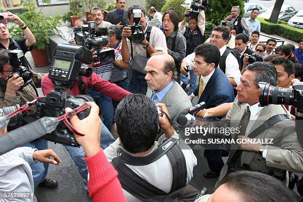 El empresario Kamel Nacif es rodeado por periodistas cuando llega a la Procuraduria General de la Republica , para rendir su comparecencia en torno a...