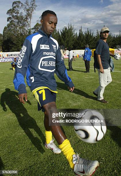 El jugador de la seleccion ecuatoriana de futbol Cristian Lara participa de un entrenamiento el 16 de mayo de 2006 en la Escuela Superior Militar...