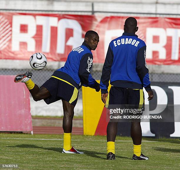 El jugador de la seleccion ecuatoriana de futbol Neicer Reascos junto a Segundo Castillo participan de un entrenamiento el 16 de mayo de 2006 en la...
