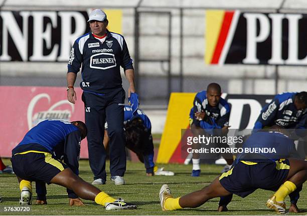 El director tecnico de la seleccion ecuatoriana de futbol Luis Fernando Suarez dirige el entrenamiento de su seleccion el 16 de mayo de 2006 en la...