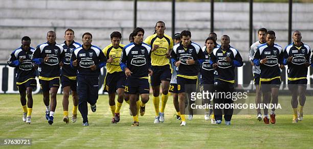 Los jugadores de la seleccion ecuatoriana de futbol trotan durante su primer entrenamiento el 16 de mayo de 2006 en la Escuela Superior Militar Eloy...